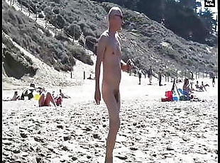 Goli muškarci na nudističkoj plaži