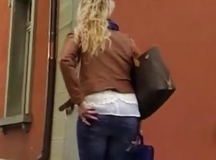 Candid street cam catches a hot ass in tight jeans